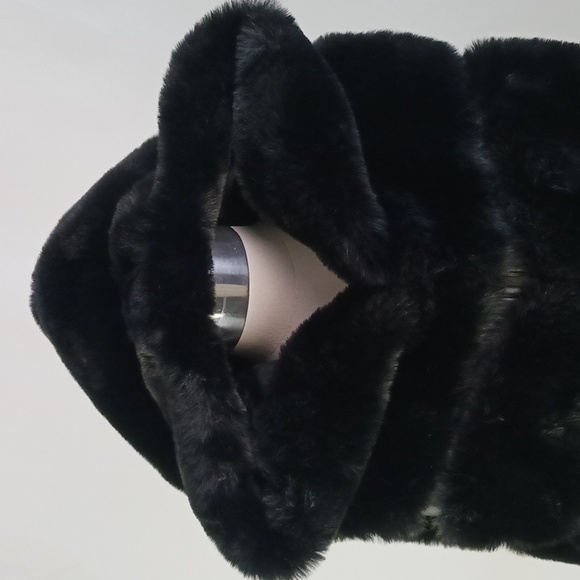 Black Faux Fur Vest. - Picture 5 of 8